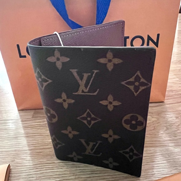 Brand new authentic Louis Vuitton Monogram Passport Holder / wallet - Picture 3 of 6